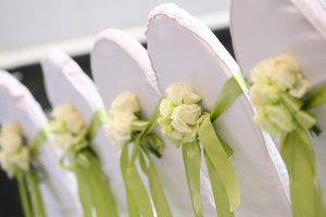 Stuhl-Hussen mit zauberhafter Blumendekoration